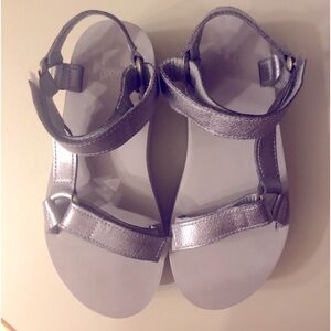Teva's Womans Universal Flatform metallic champagne sandal! Size 7